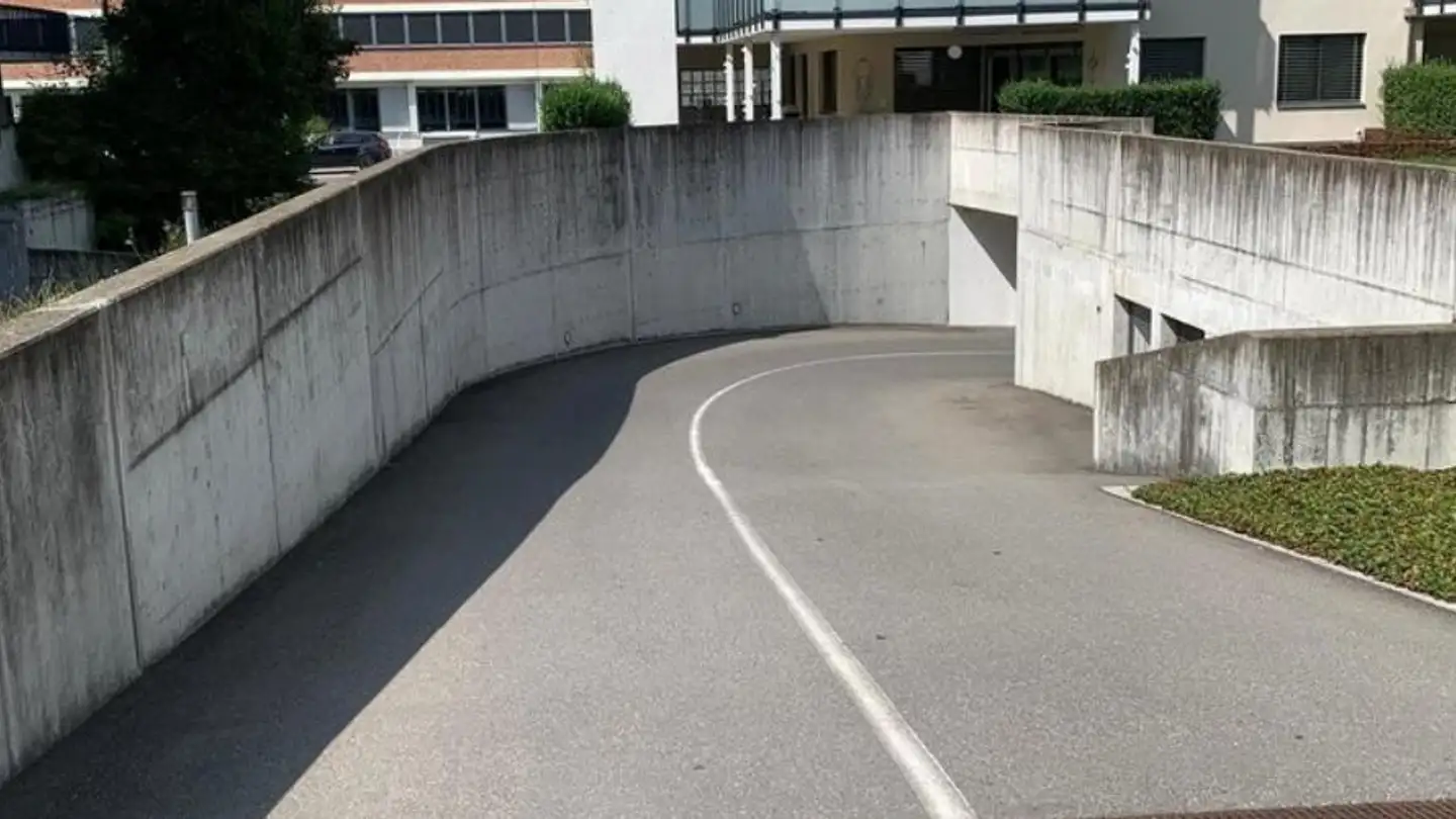 Indoor motorbike parking space for rent - Zugerstrasse 16, 6030 Ebikon - Photo 2