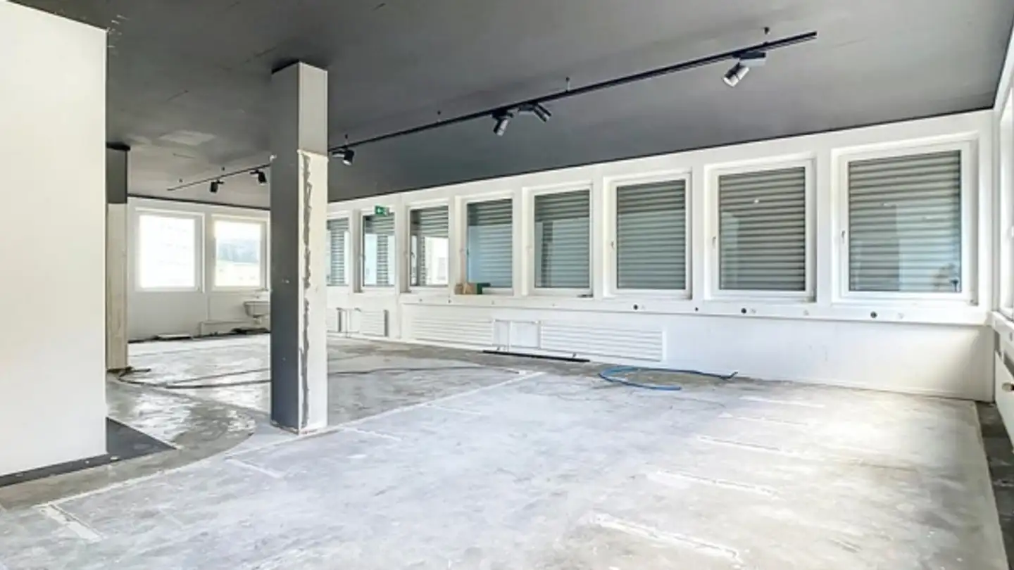 Mischgenutztes Gebäude mieten - Rue Du Bois-Noir 61, 2300 La Chaux-de-Fonds