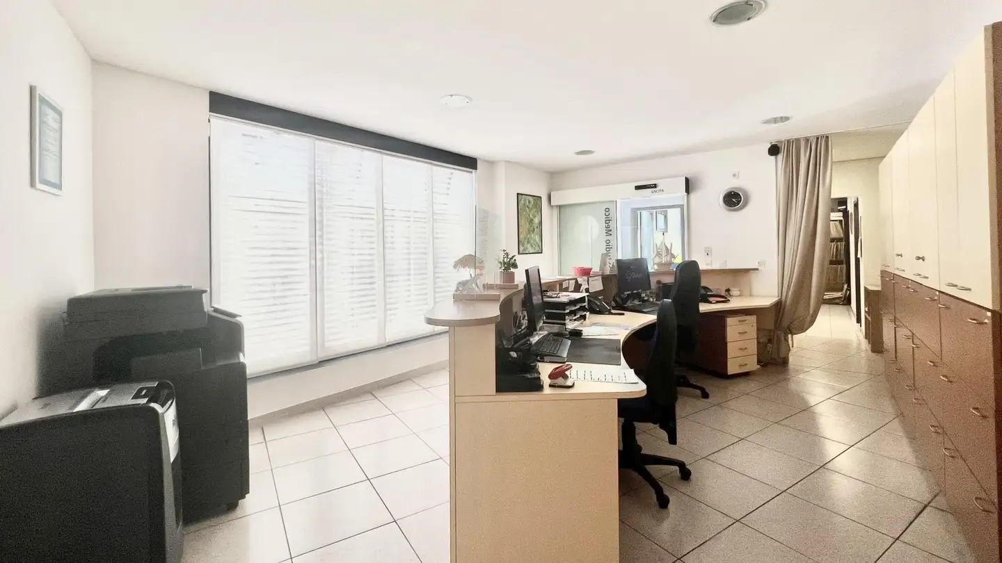 Mixed-use building for rent - 6943 Vezia