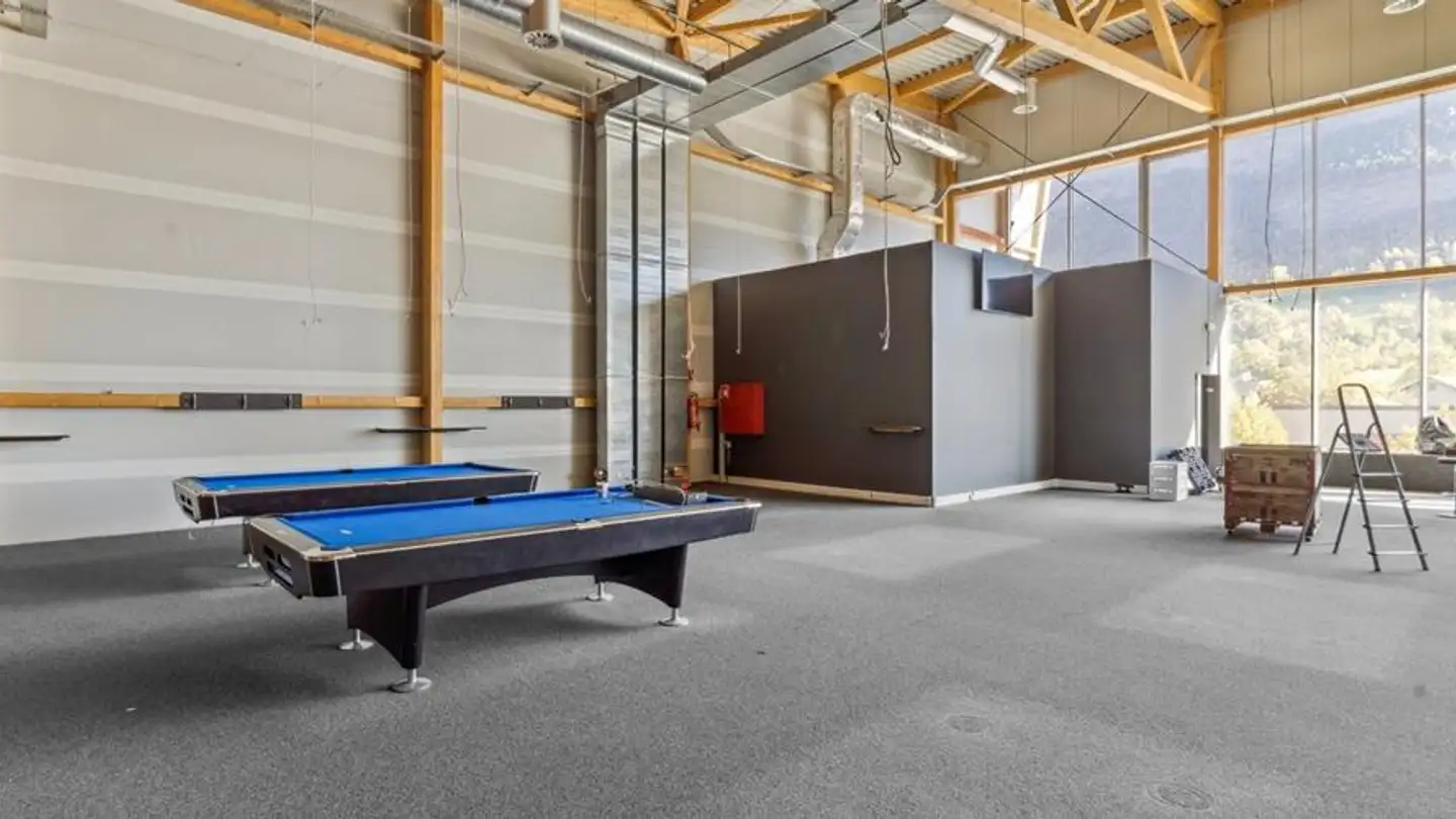 Commercial for rent - 3900 Brig