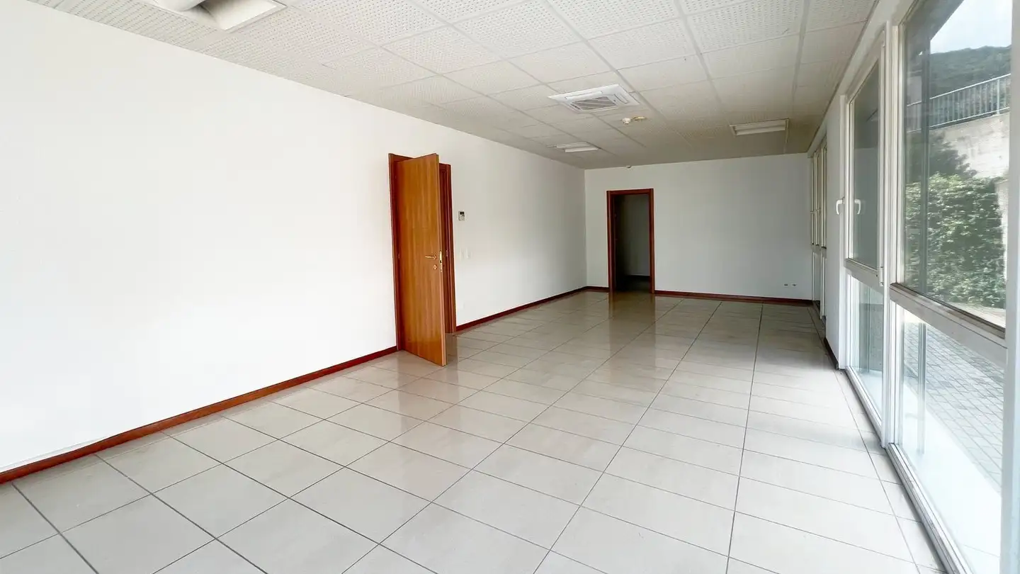 Shop for rent - Via Cantonale 43, 6928 Manno