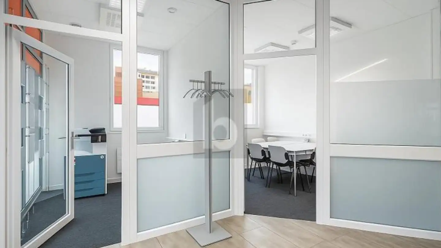 Office space for rent - 2740 Moutier - Photo 4
