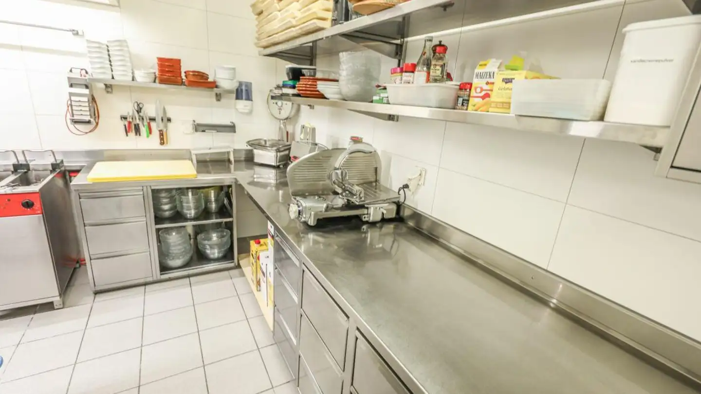 Edificio ad uso misto in vendita - Simmengüetlistrasse 3, 3775 Lenk im Simmental - Photo 4