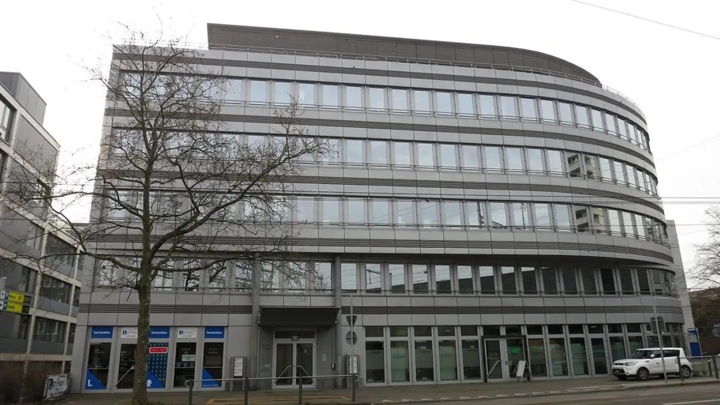 Place de parking souterraine à louer - Hüttisstrasse 8, 8050 Zürich