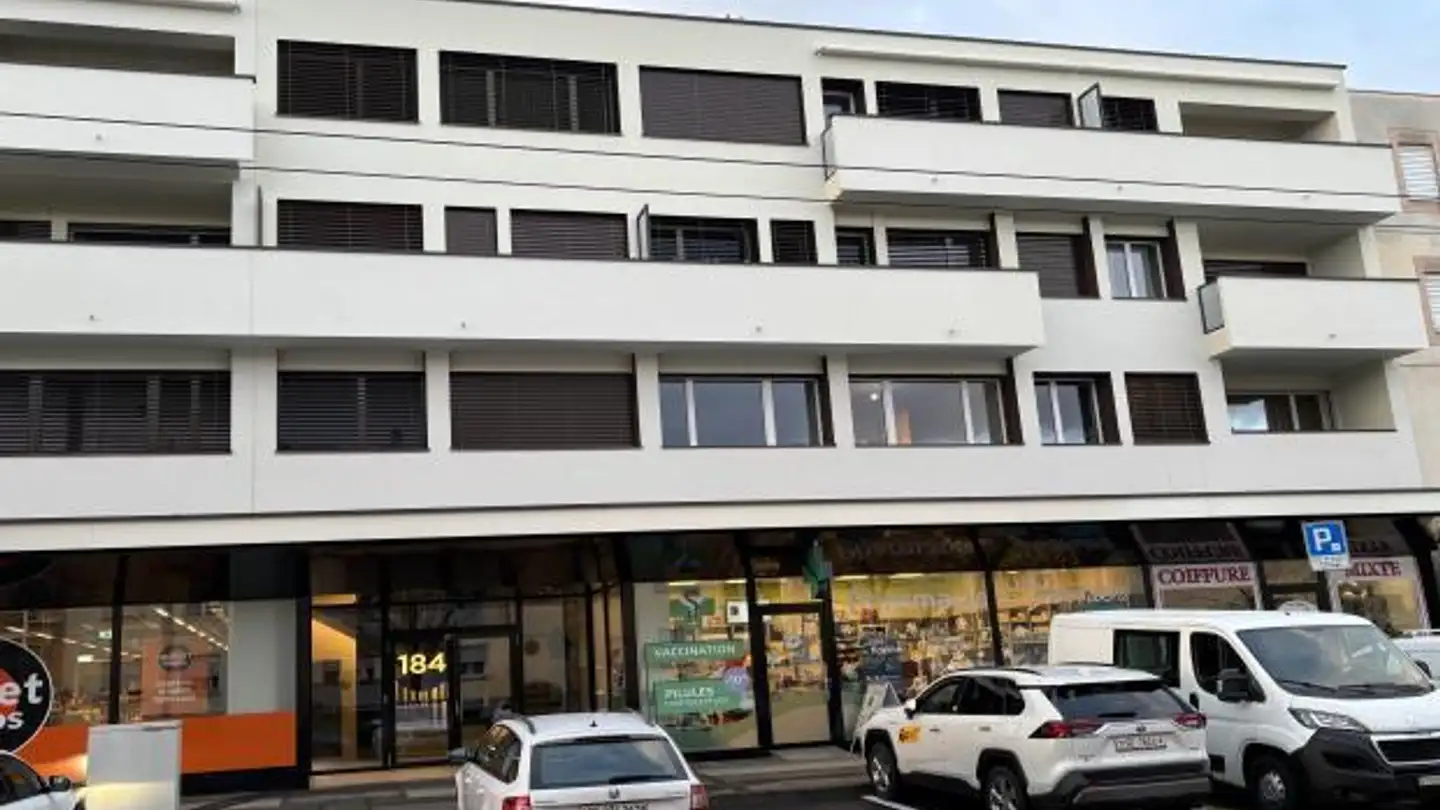 Place de parking extérieure à louer - Route de Vernier 184, 1214 Vernier