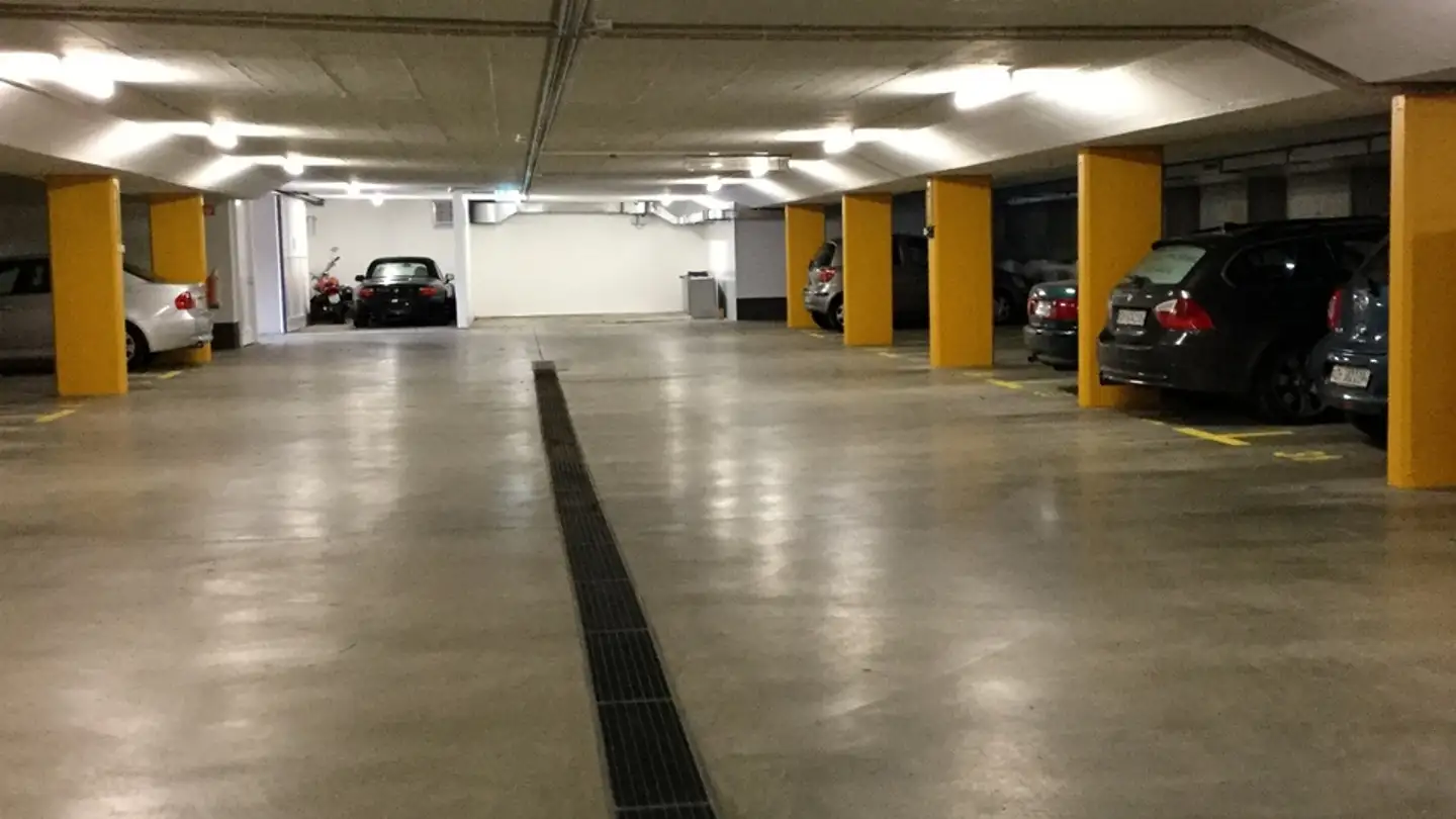 Place de parking souterraine à louer - Gattikonerstrasse, 8136 Gattikon