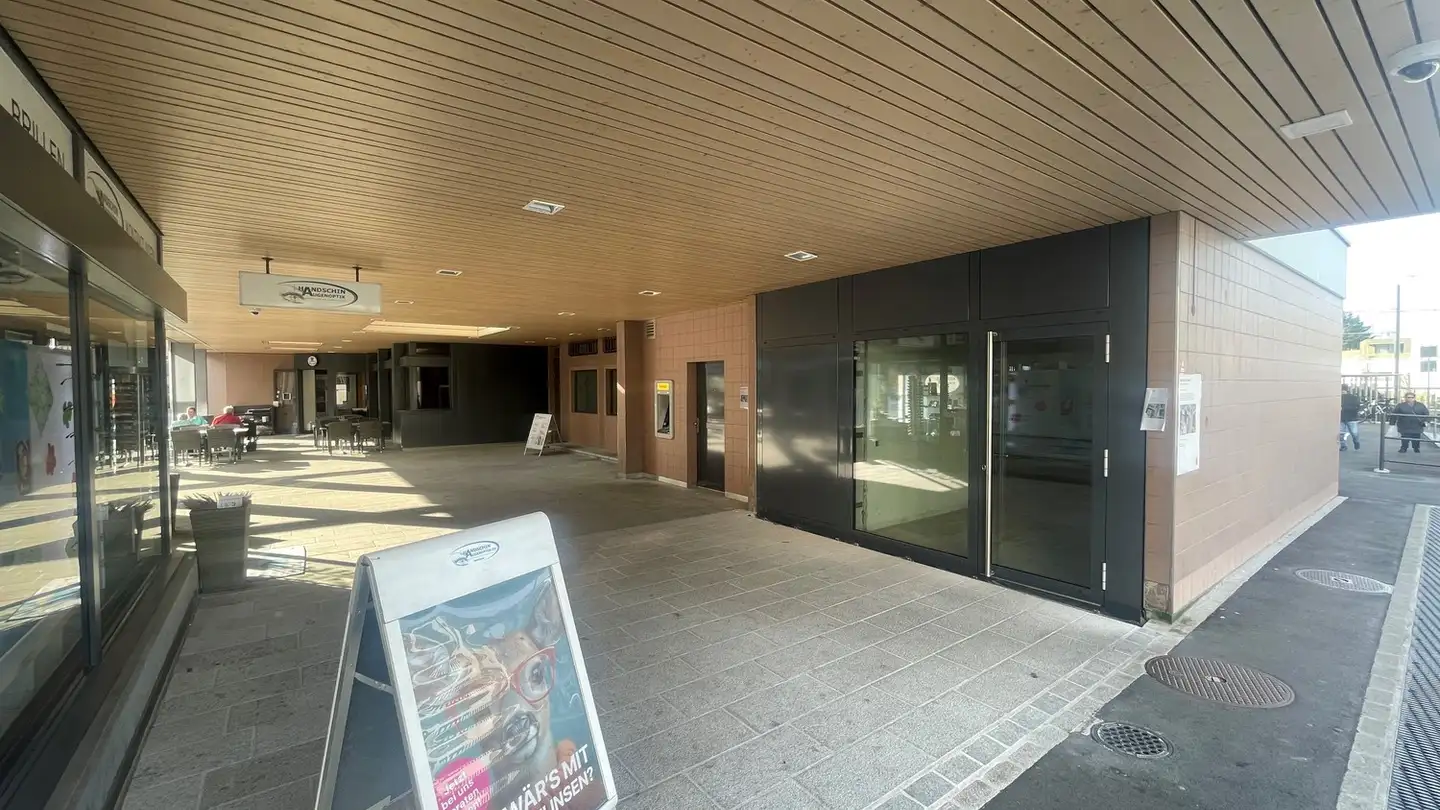 Grand magasin à louer - Bahnhofstrasse 21, 4106 Therwil - Photo 2