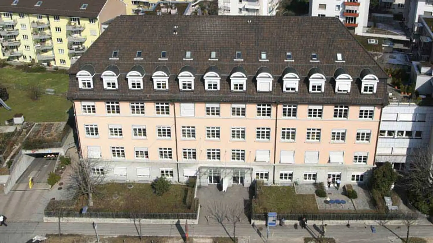 Überdachter Motorradparkplatz mieten - Rotbuchstrasse 46, 8037 Zürich