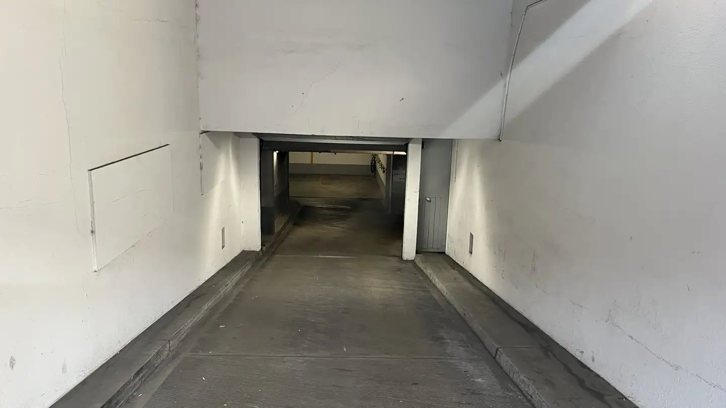 Tiefgaragenstellplatz mieten - Schaffhauserstrasse 403, 8050 Zürich - Foto 2