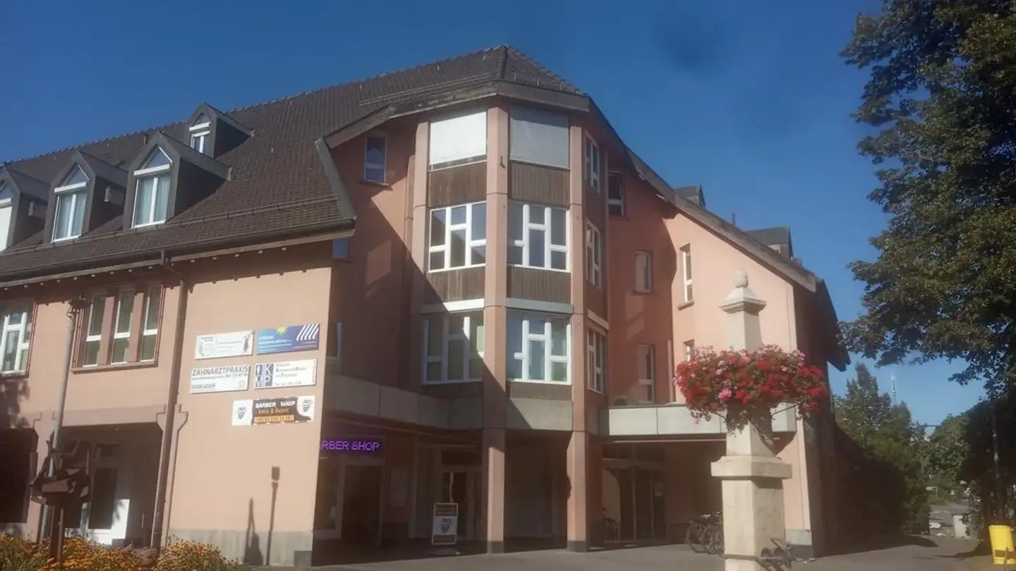 Commercial à louer - Mittlerer Kreis 2, 4106 Therwil