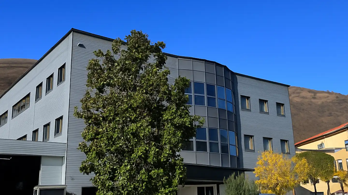 Office space for rent - 6930 Bedano