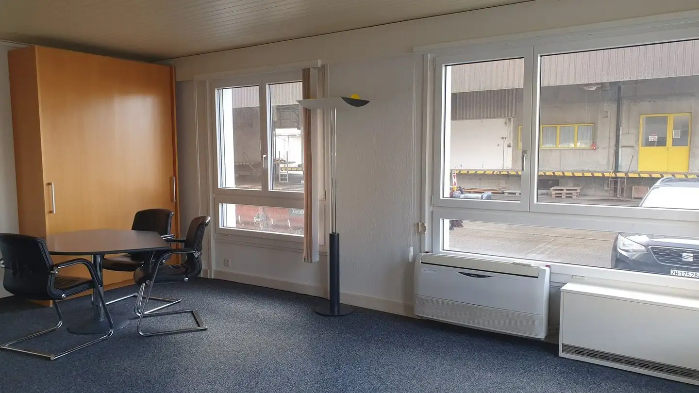 Commercial à louer - Gewerbestrasse 6, 8155 Niederhasli - Photo 2