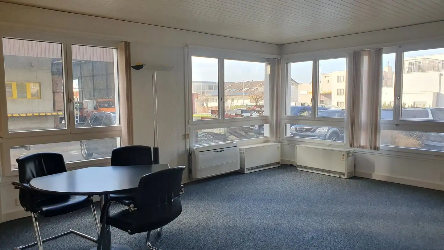 Commercial à louer - Gewerbestrasse 6, 8155 Niederhasli