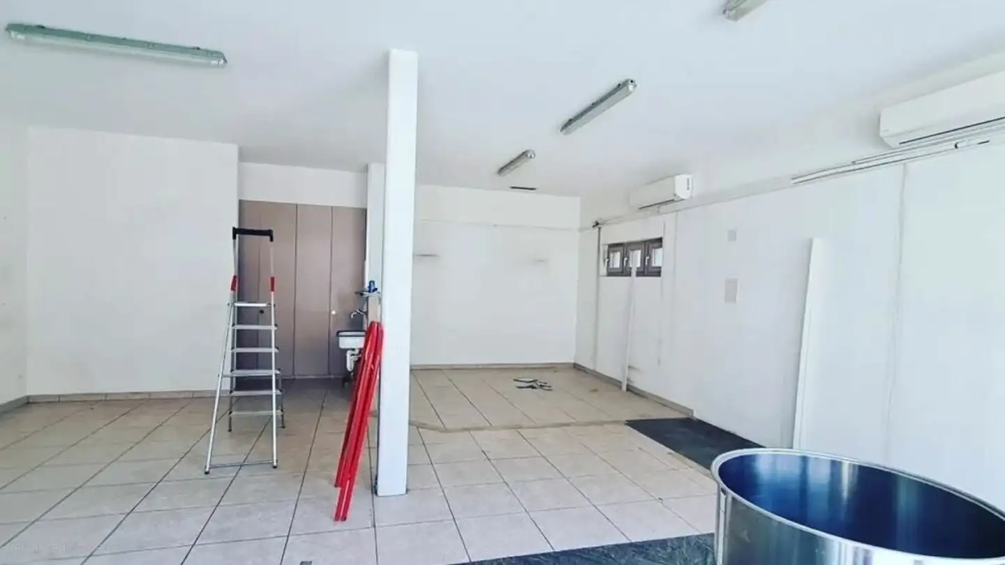 Grand magasin à louer - Rue Du Village, 1908 Riddes - Photo 2