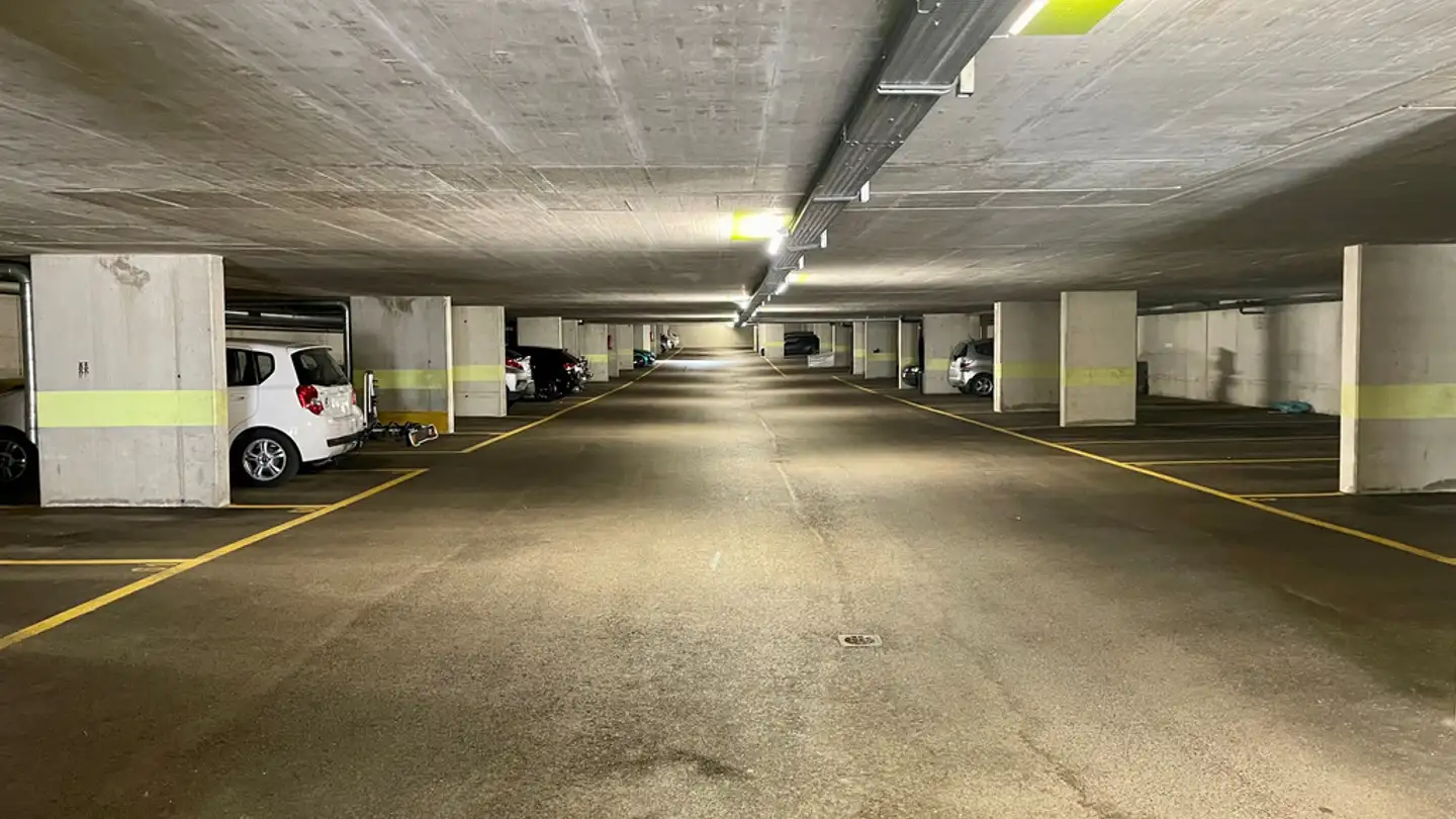 Place de parking intérieure pour moto à louer - Rue De Biaufond, 2300 La Chaux-de-Fonds - Photo 2