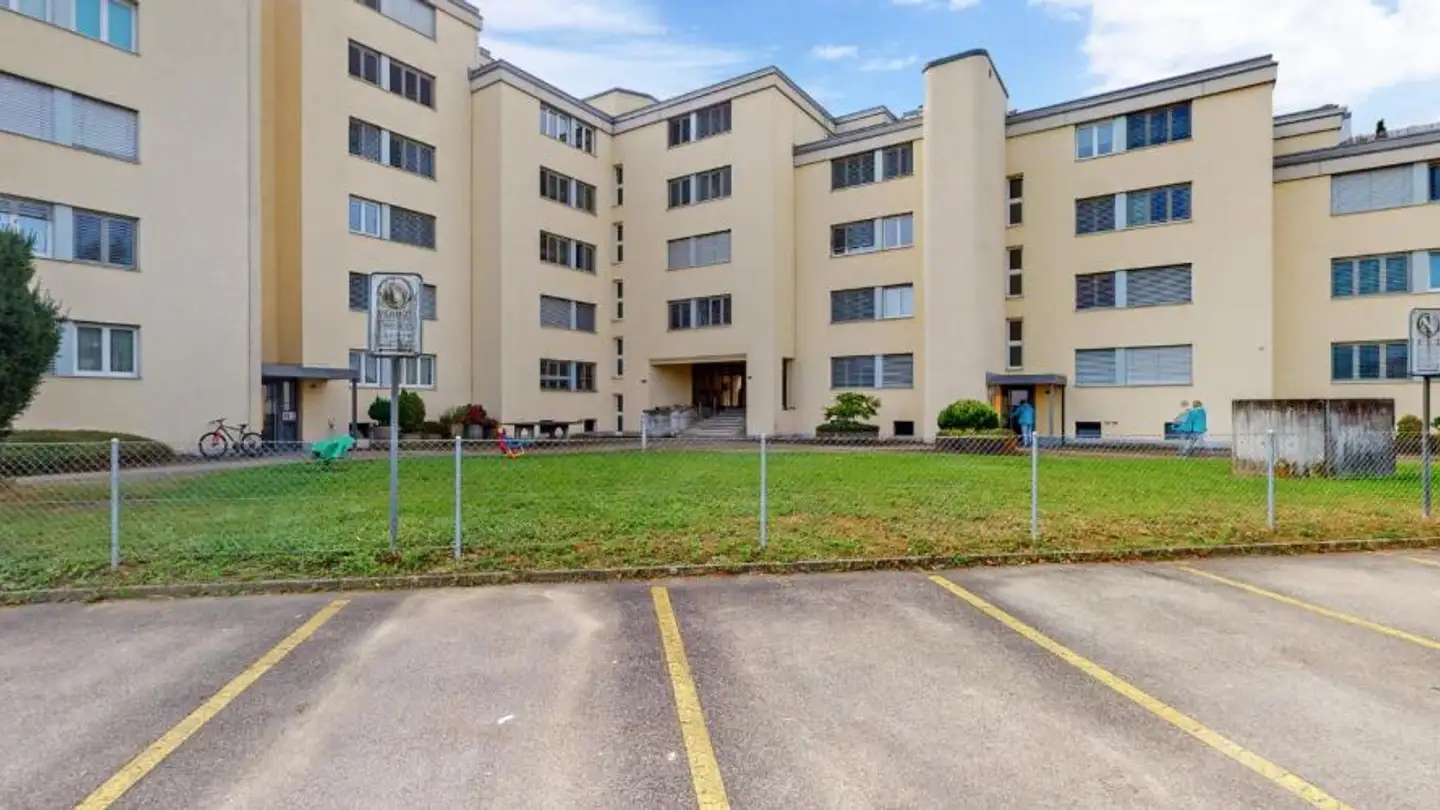 Indoor motorbike parking space for rent - Huebwiesenstrasse 2, 8155 Niederhasli