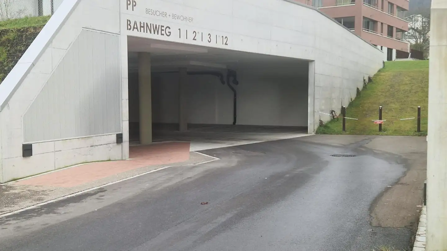 Tiefgaragenstellplatz mieten - Bahnweg 1, 8862 Schübelbach