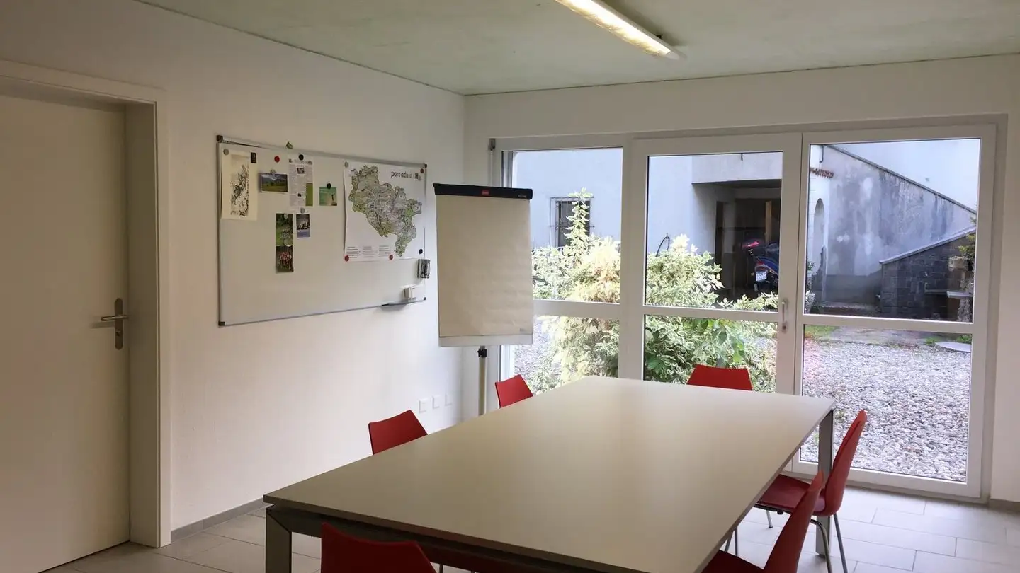 Office space for rent - Piaza 10, 6535 Roveredo GR