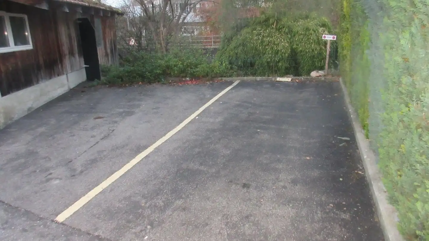 Place de parking extérieure à louer - Kohlplatzstrasse 5, 4932 Lotzwil