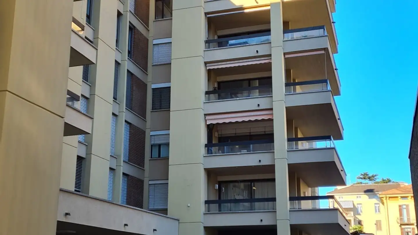 Outdoor parking space for rent - Viale Carlo Cattaneo 23, 6900 Lugano - Photo 2