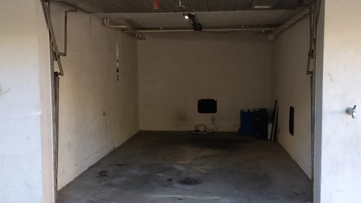 Single garage for rent - 8142 Uitikon Waldegg