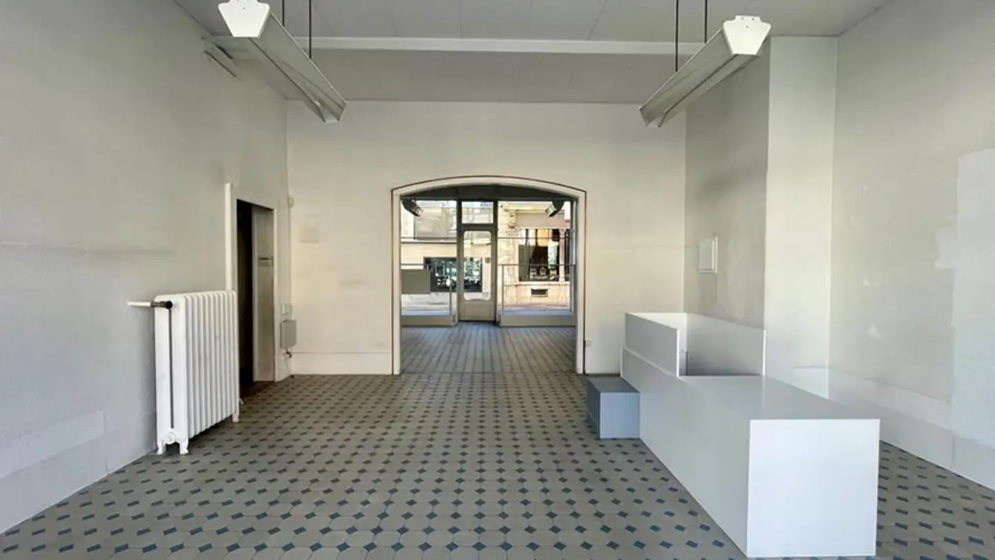 Mixed-use building for rent - Rue Neuve 8, 2300 La Chaux-de-Fonds - Photo 2