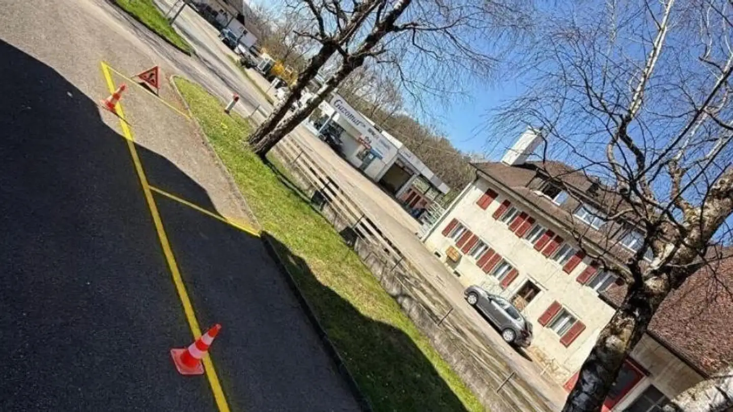 Place de parking extérieure à louer - Aux Fossés 1, 2852 Courtételle