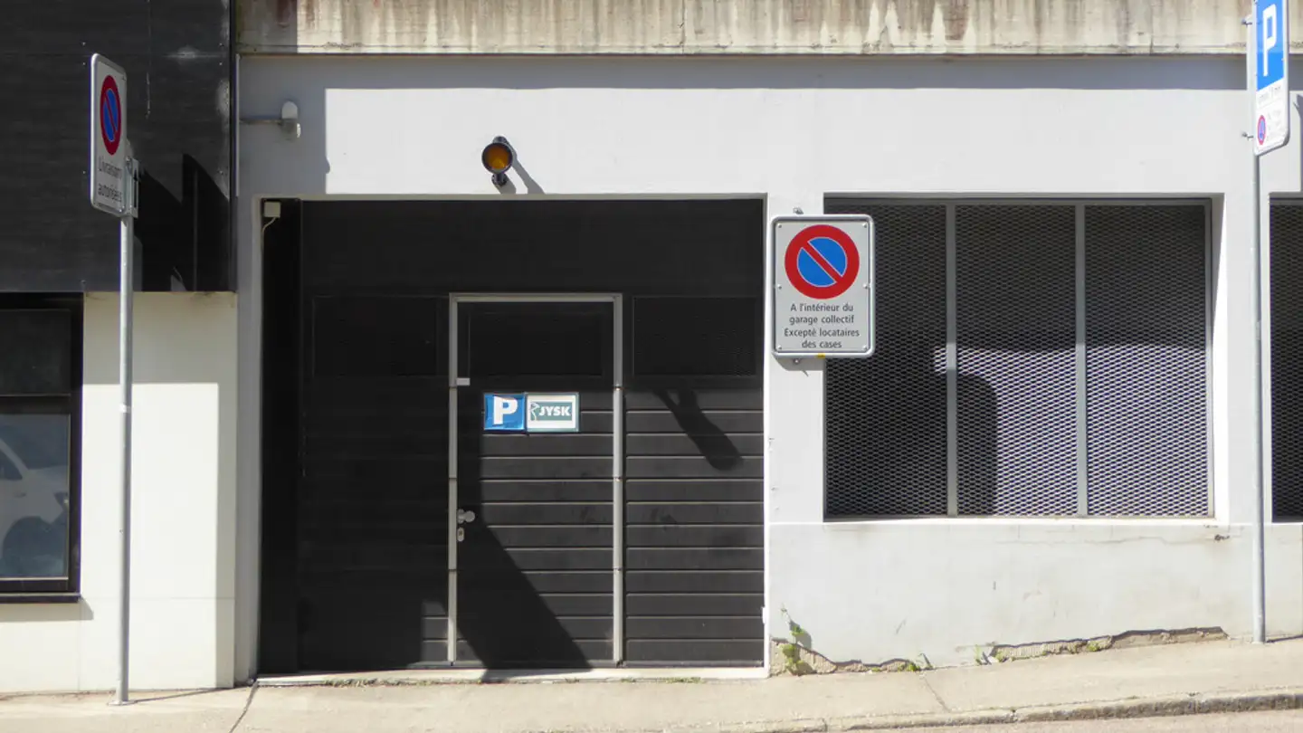 Place de parking souterraine à louer - Avenue Léopold-Robert 146, 2300 La Chaux-de-Fonds - Photo 3
