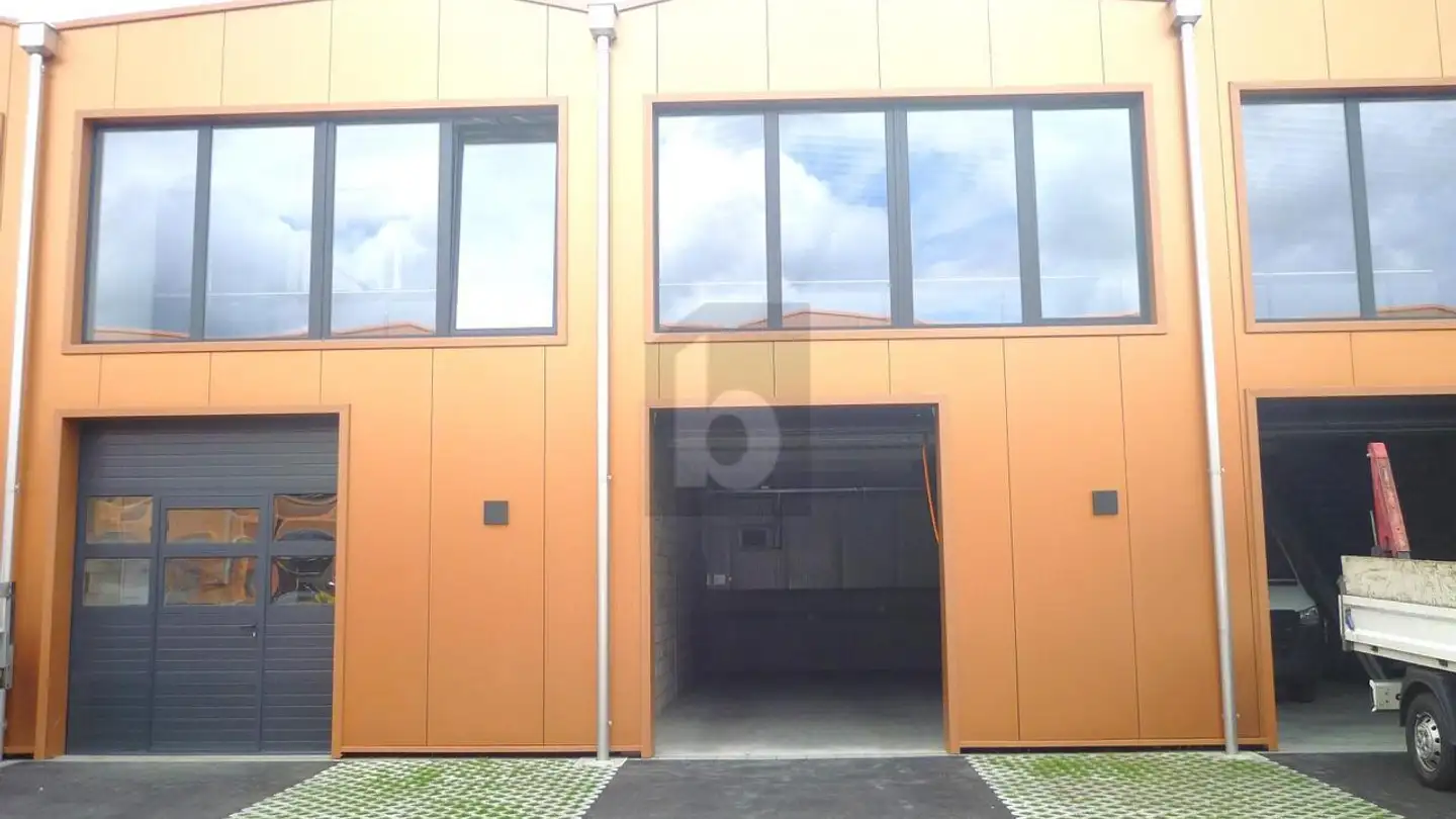Mixed-use building for rent - 1023 Crissier