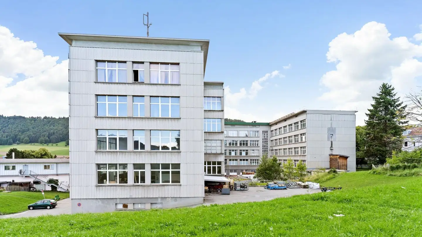 Mixed-use building for rent - Rue de l'Industrie 21, 1450 Ste-Croix