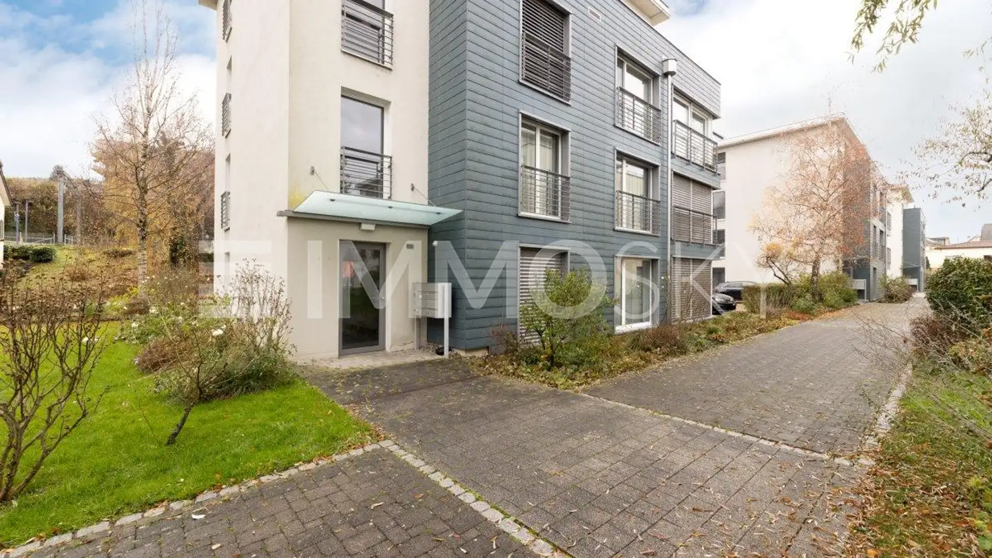 Commercial for sale - 9422 Staad SG