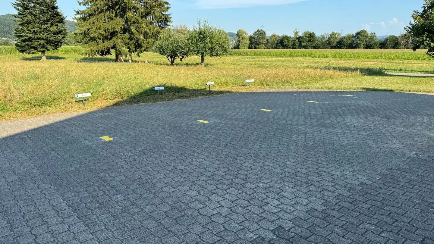Place de parking extérieure à louer - Schiffmüliweg 31, 5316 Leuggern