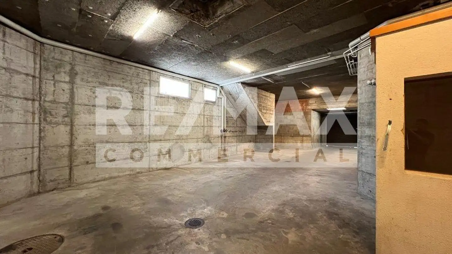 Commercial for sale - 3855 Brienz BE - Photo 2