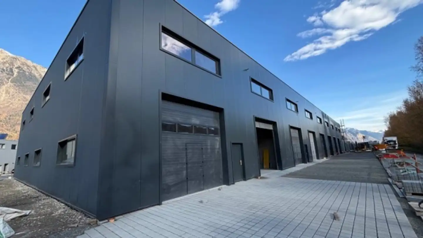 Mixed-use building for rent - Chemin de l'Industrie, 1926 Fully