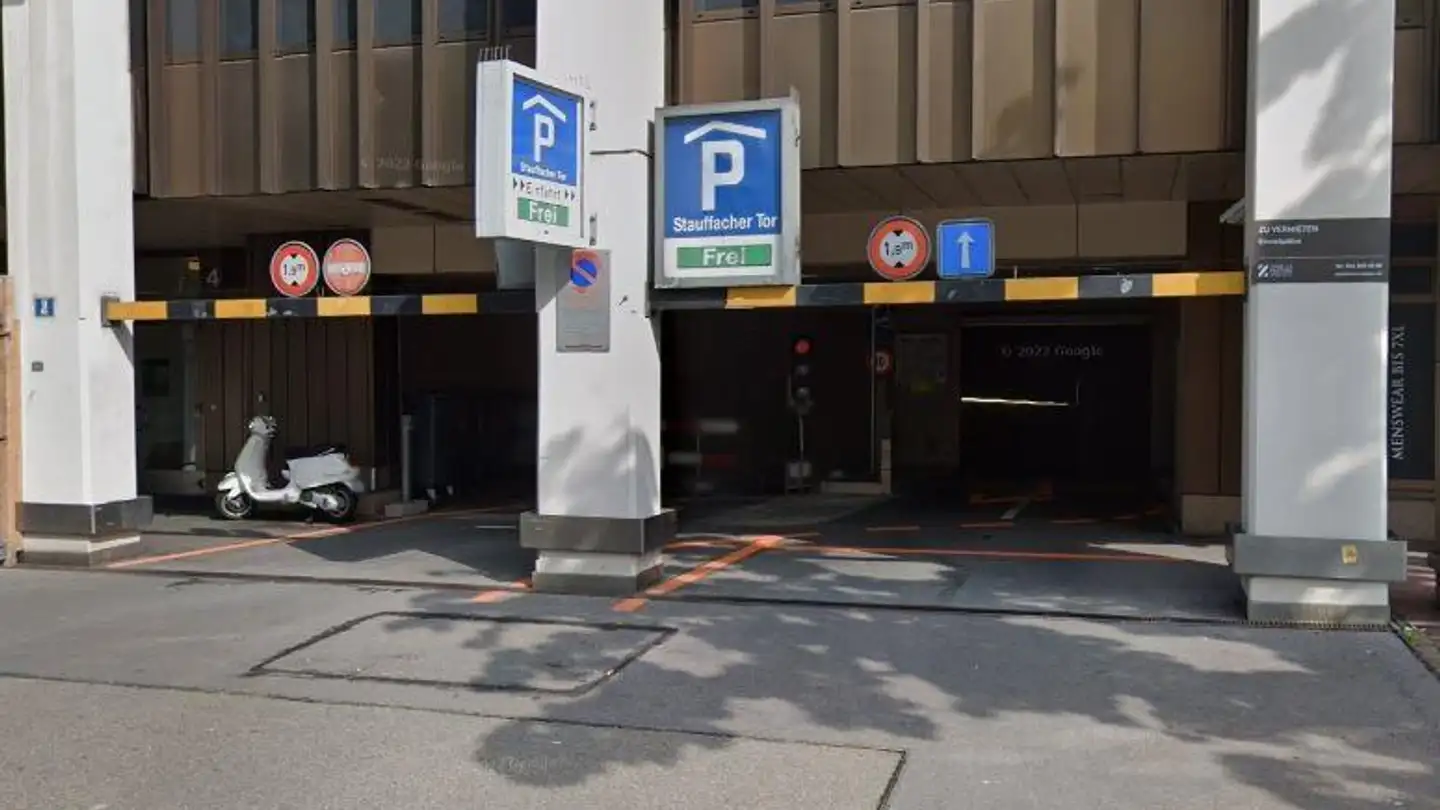 Place de parking souterraine à louer - Werdstrasse 6, 8134 Adliswil
