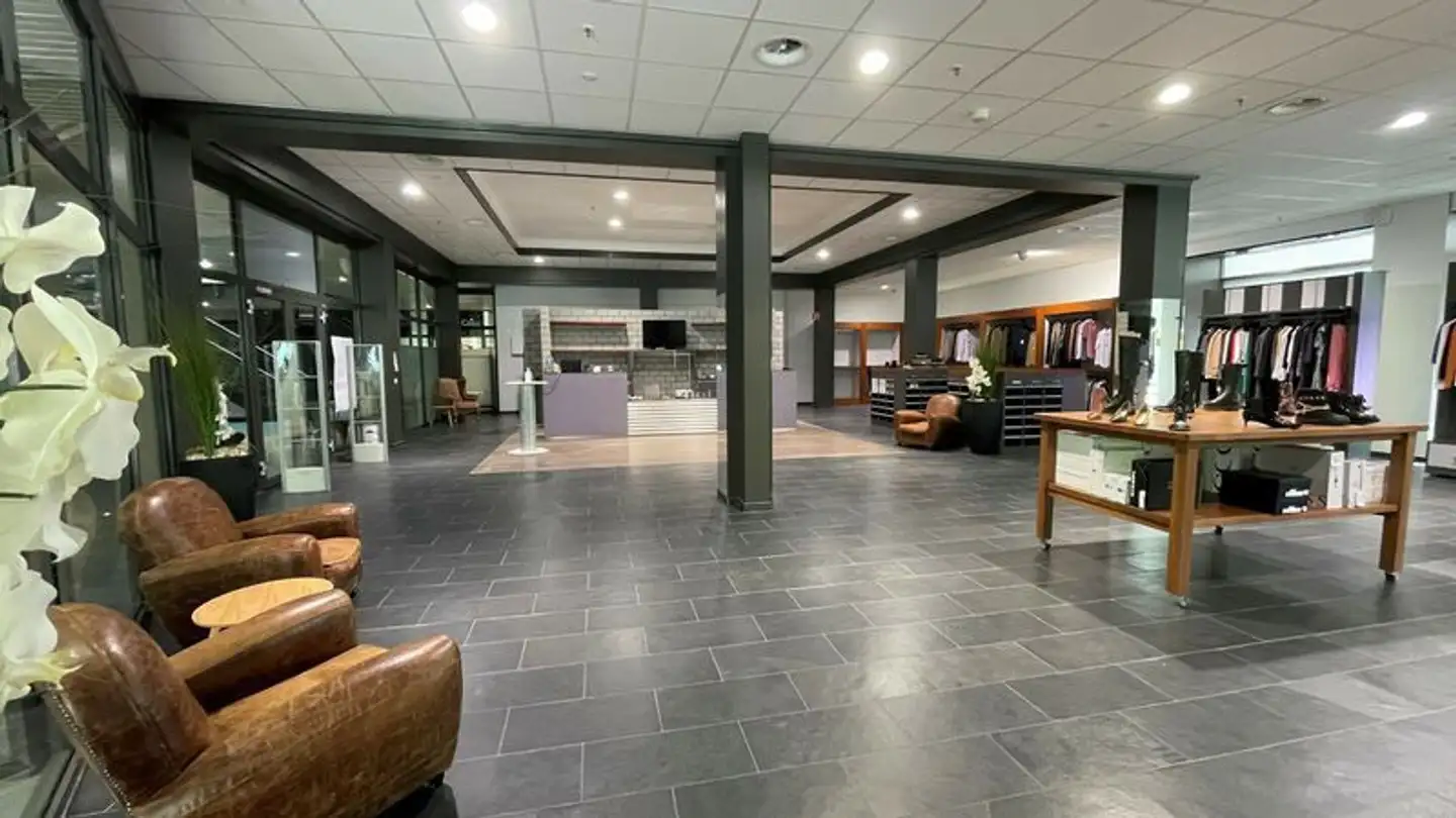 Negozio in affitto - Avenue Léopold-Robert 56, 2300 La Chaux-de-Fonds