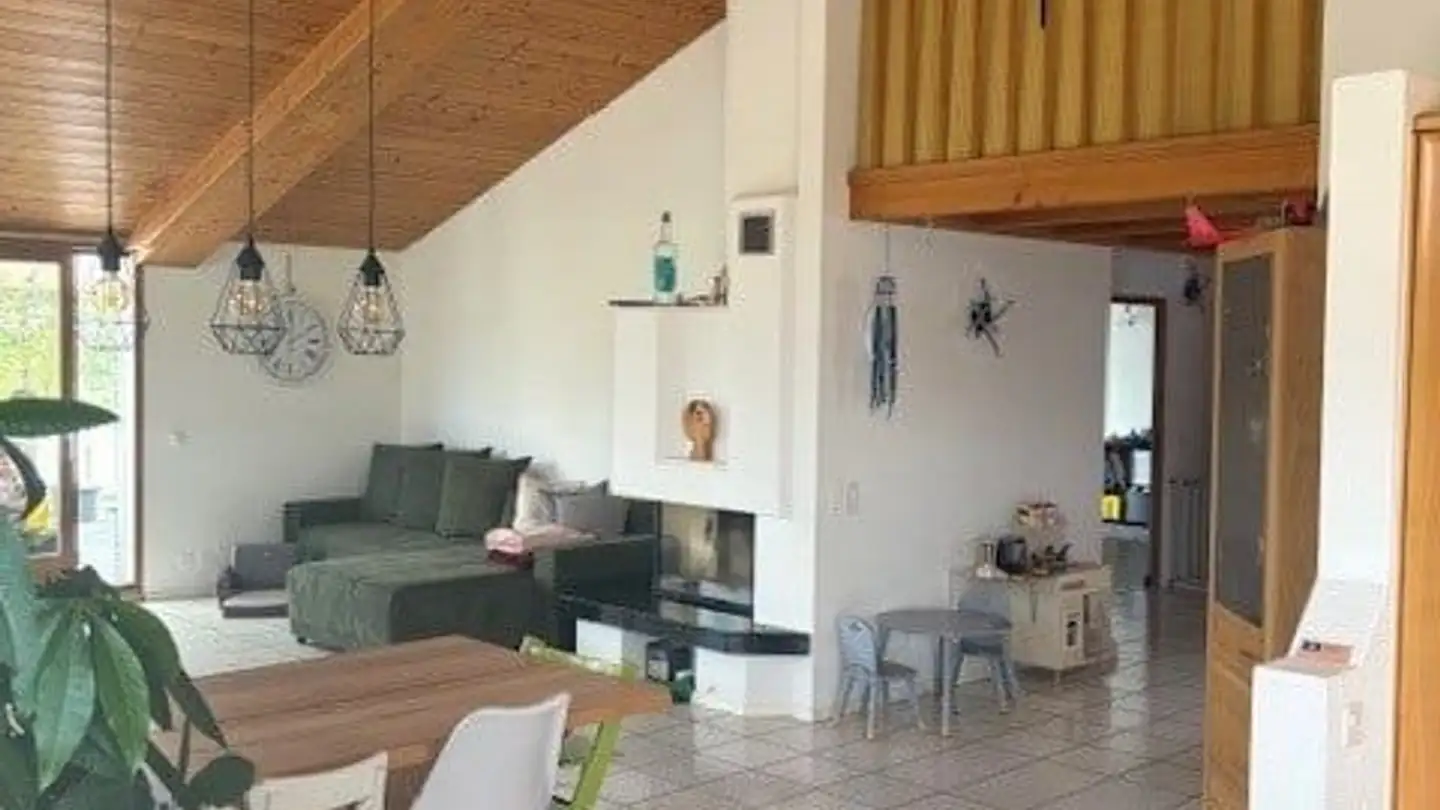 Dachgeschosswohnung mieten - Dorfstrasse 29, 3214 Ulmiz