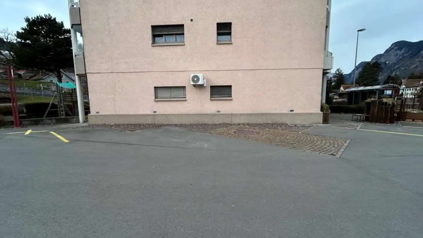 Place de parking extérieure à louer - Wangserstrasse 46, 8887 Mels