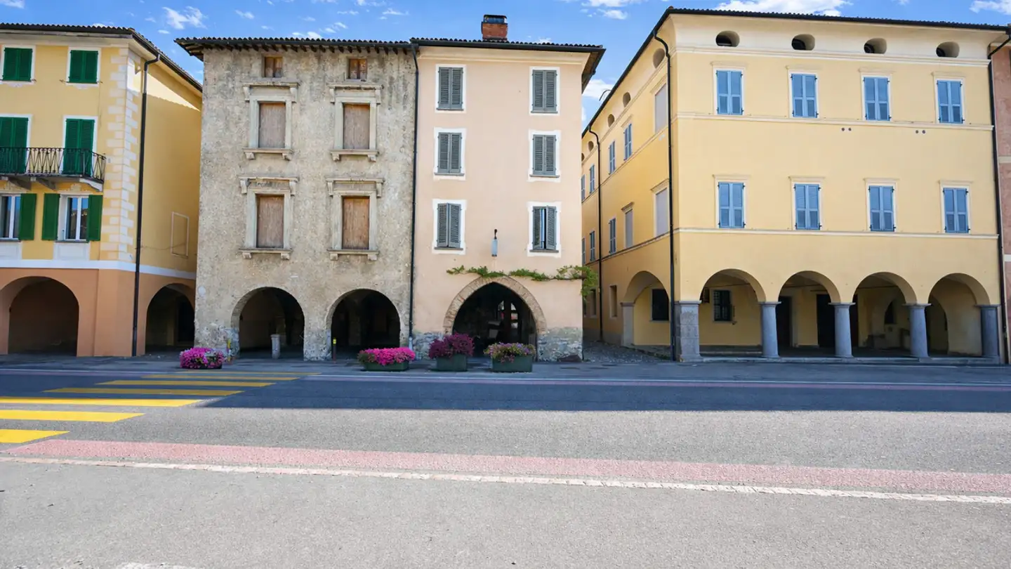 Row house for sale - 6816 Bissone