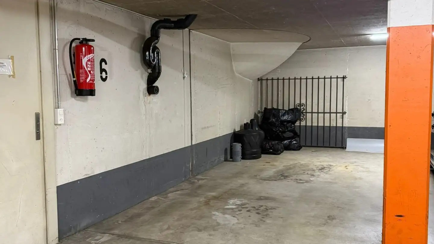 Place de parking extérieure à louer - Ligusterstrasse 11, 8057 Zürich