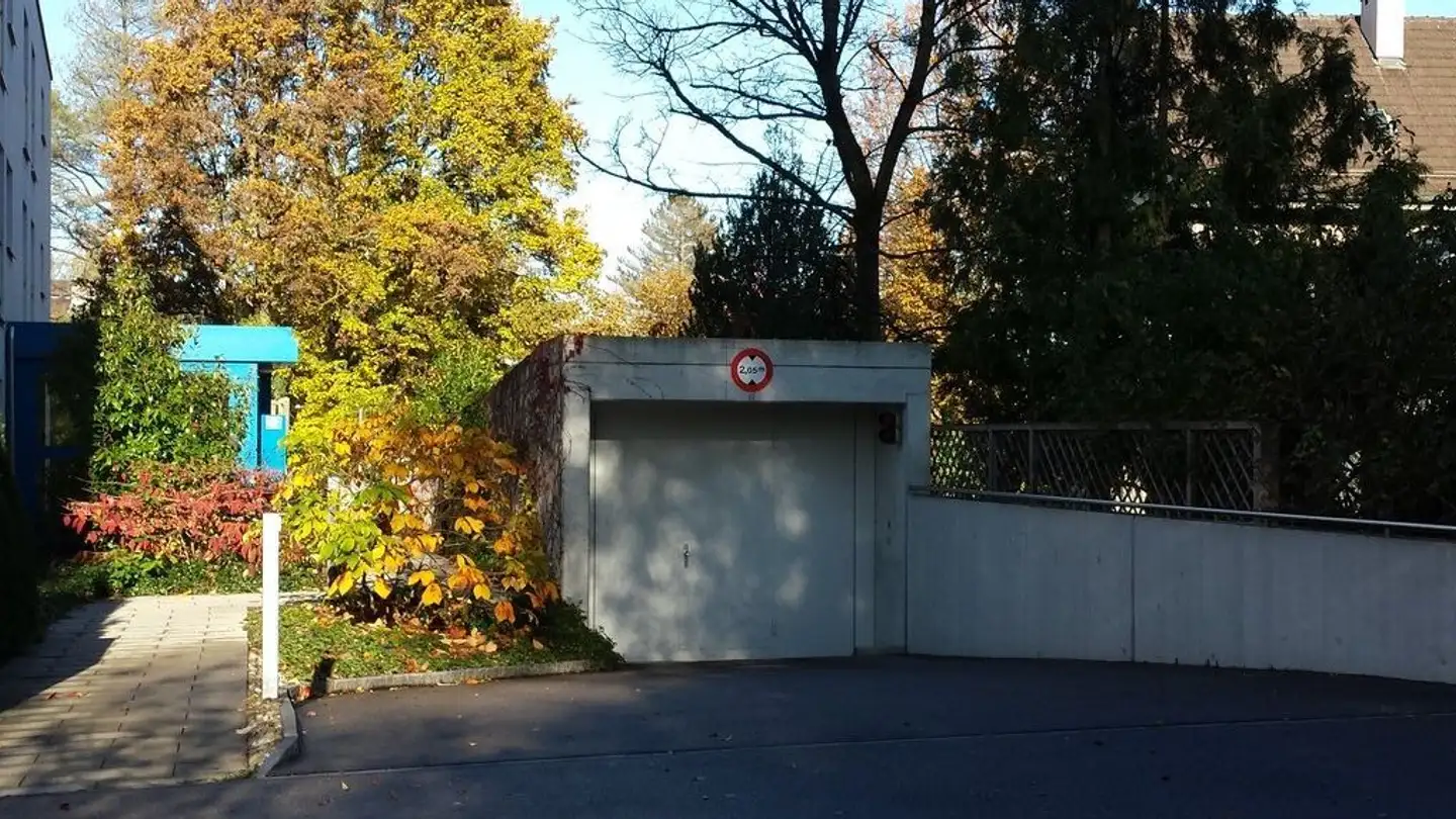 Place de parking souterraine à louer - Schürbungert 49, 8057 Zürich