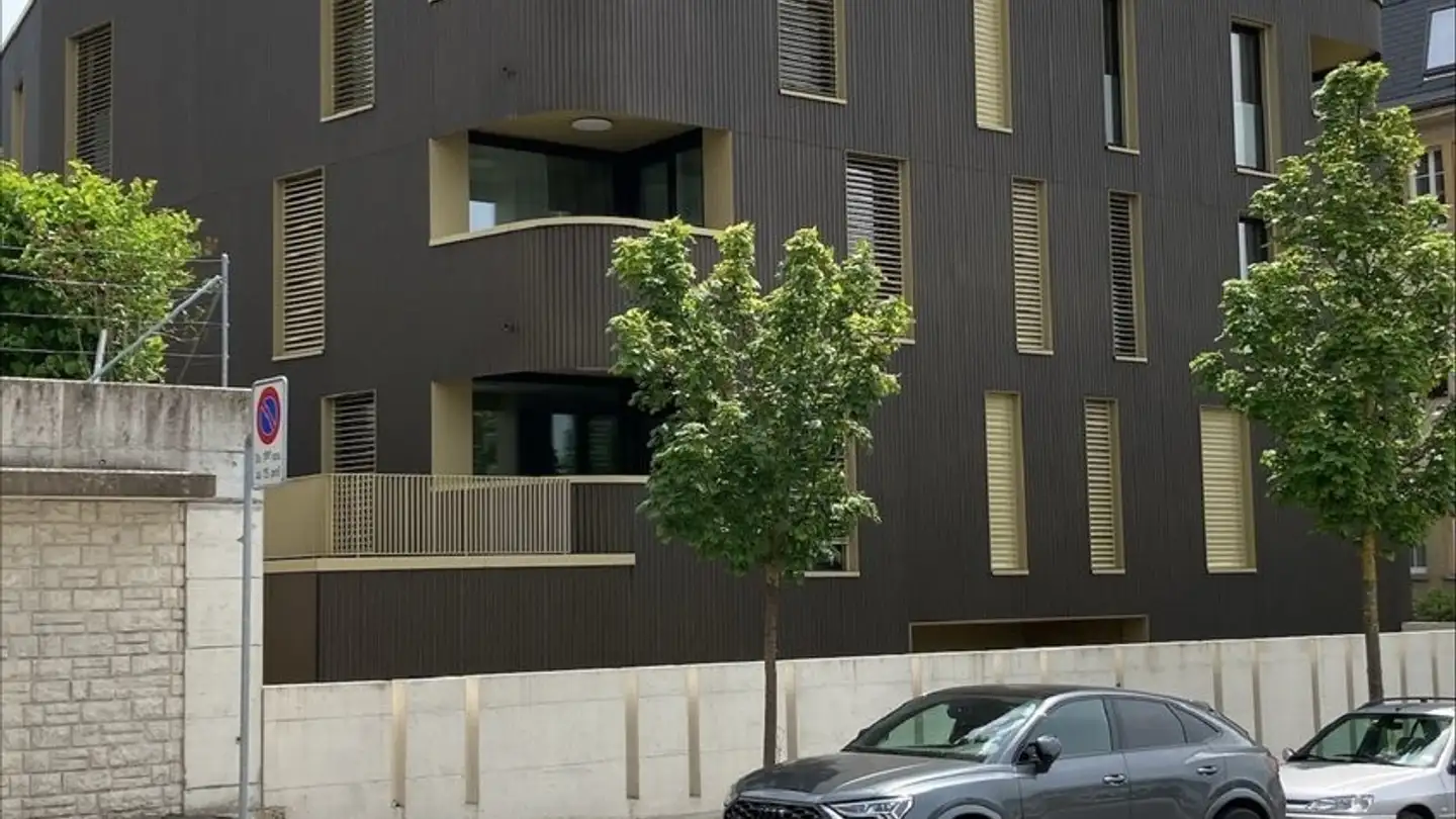 Place de parking extérieure à louer - Rue Des Crêtets 85, 2300 La Chaux-de-Fonds