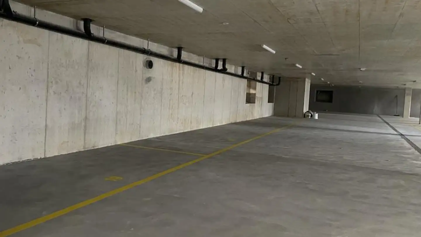 Underground parking space for rent - Avenue Léopold-Robert 145a, 2300 La Chaux-de-Fonds - Photo 2