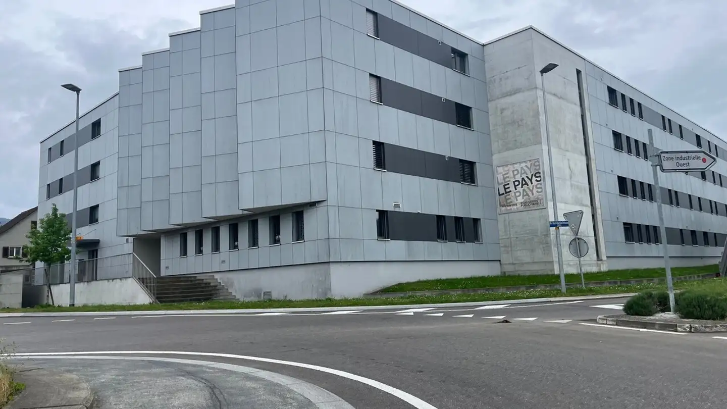 Mixed-use building for rent - Rue Emile-Boéchat 17, 2800 Delémont