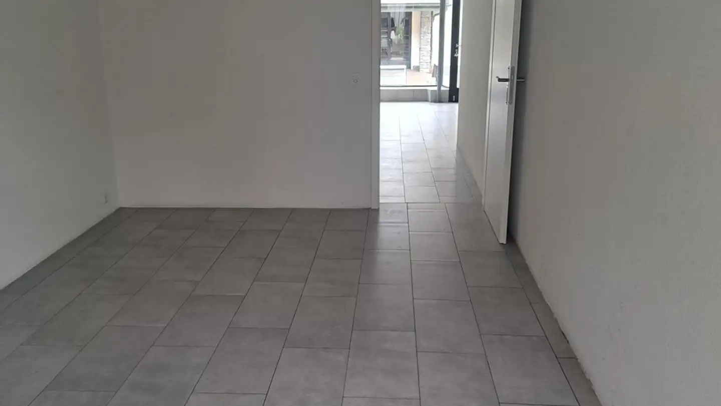 Commerciale in affitto - Rue De L'ancien-Comté, 1635 La Tour-de-Trême - Photo 2