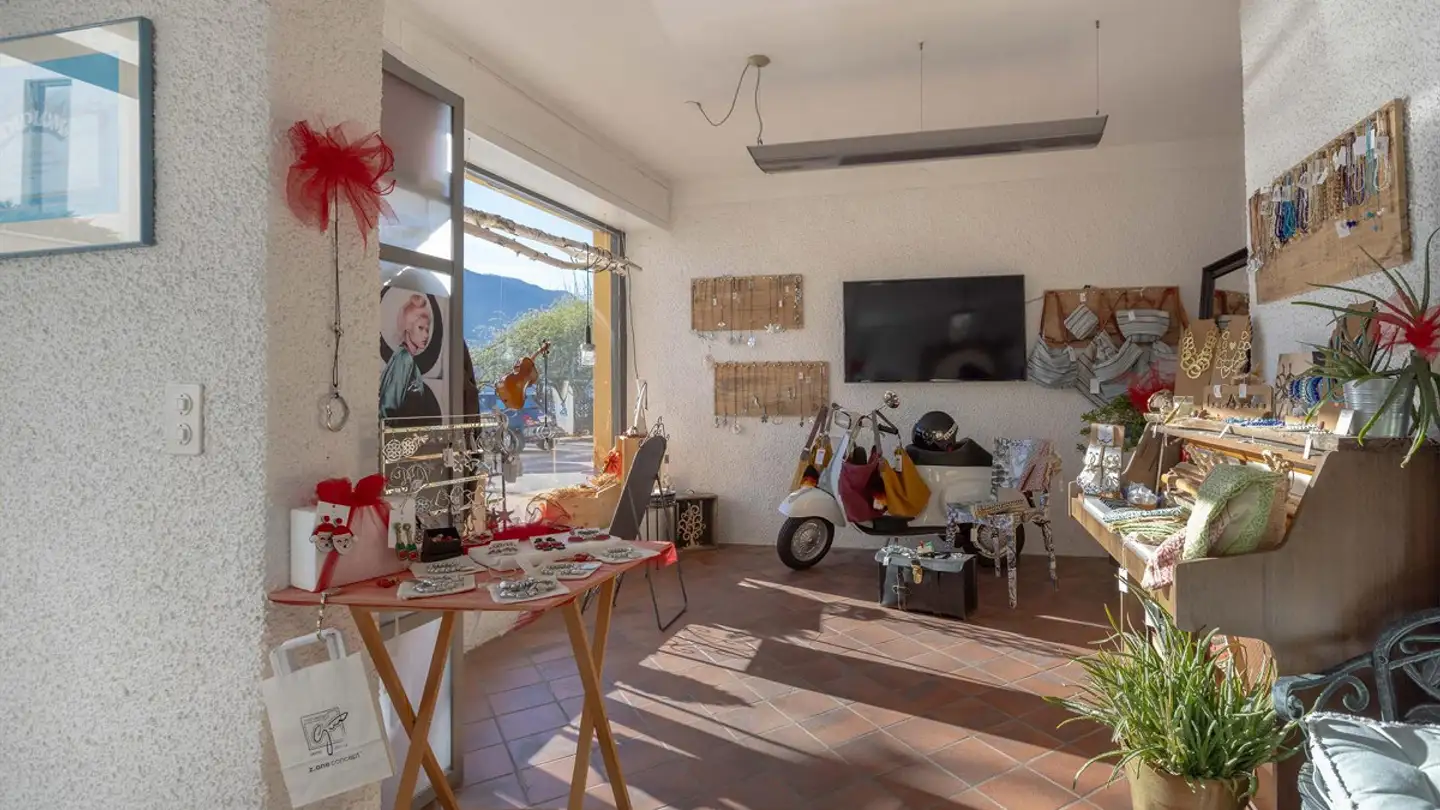 Mixed-use building for sale - 6815 Melide