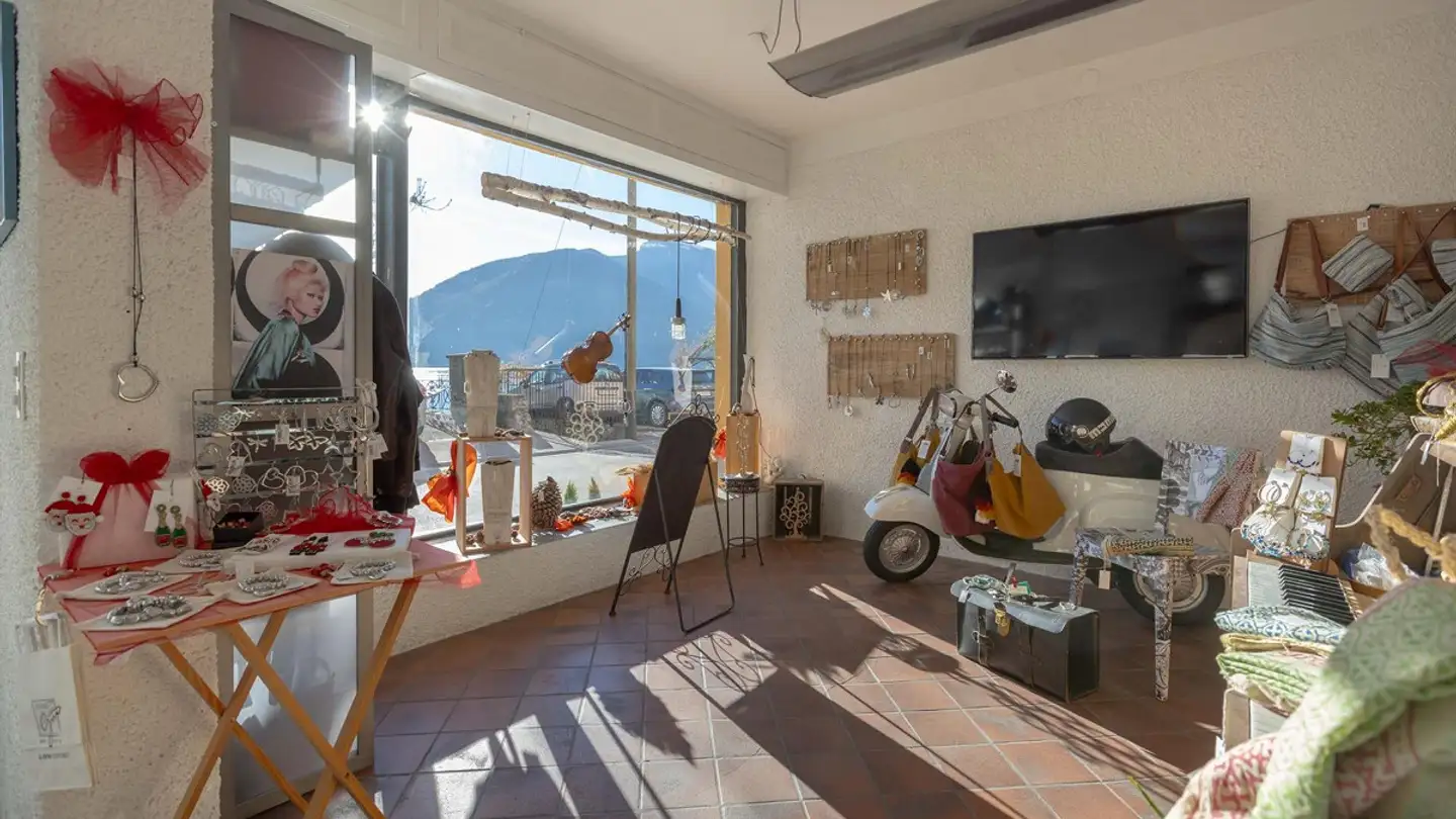 Mixed-use building for sale - 6815 Melide - Photo 3