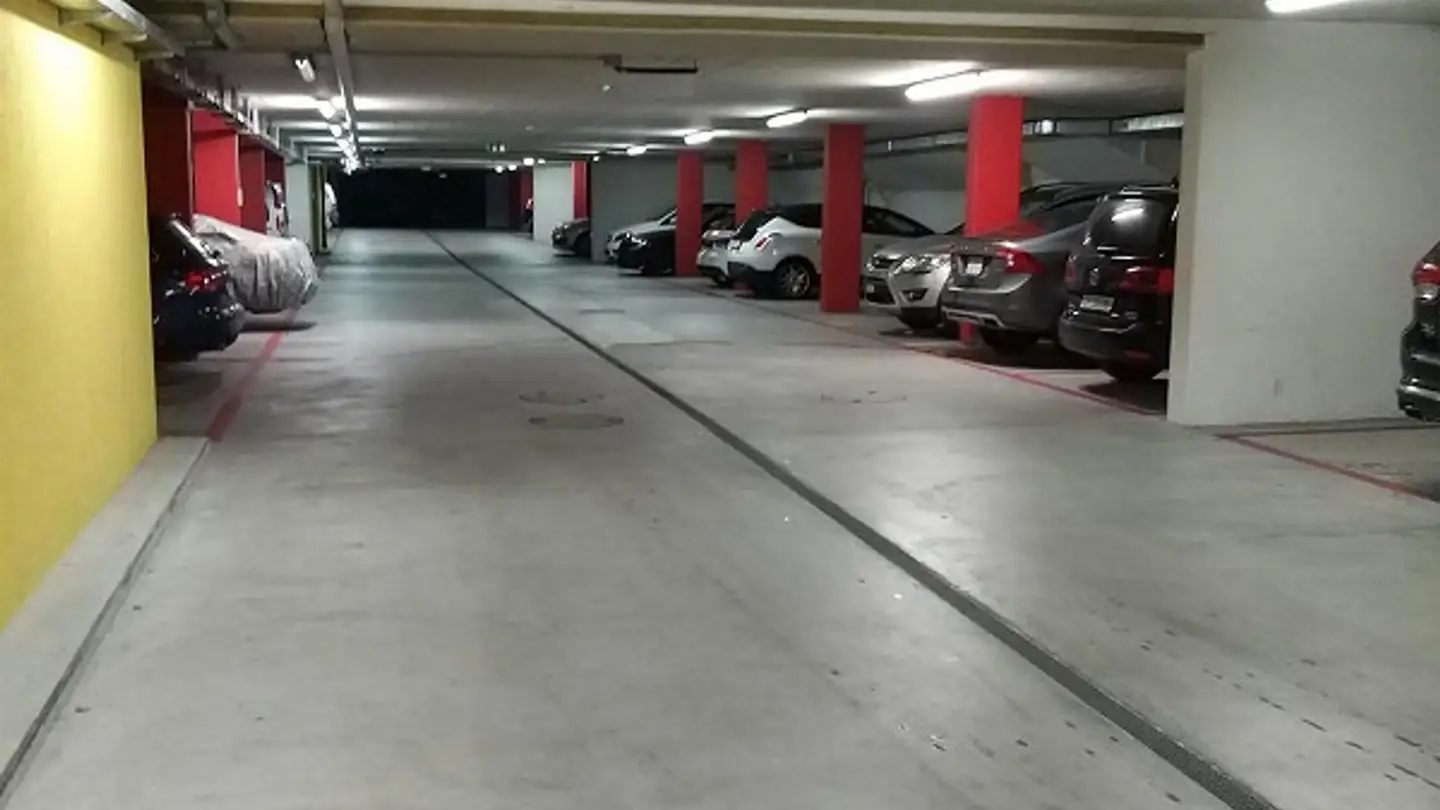 Tiefgaragenstellplatz mieten - Üetlirain 1, 8143 Stallikon