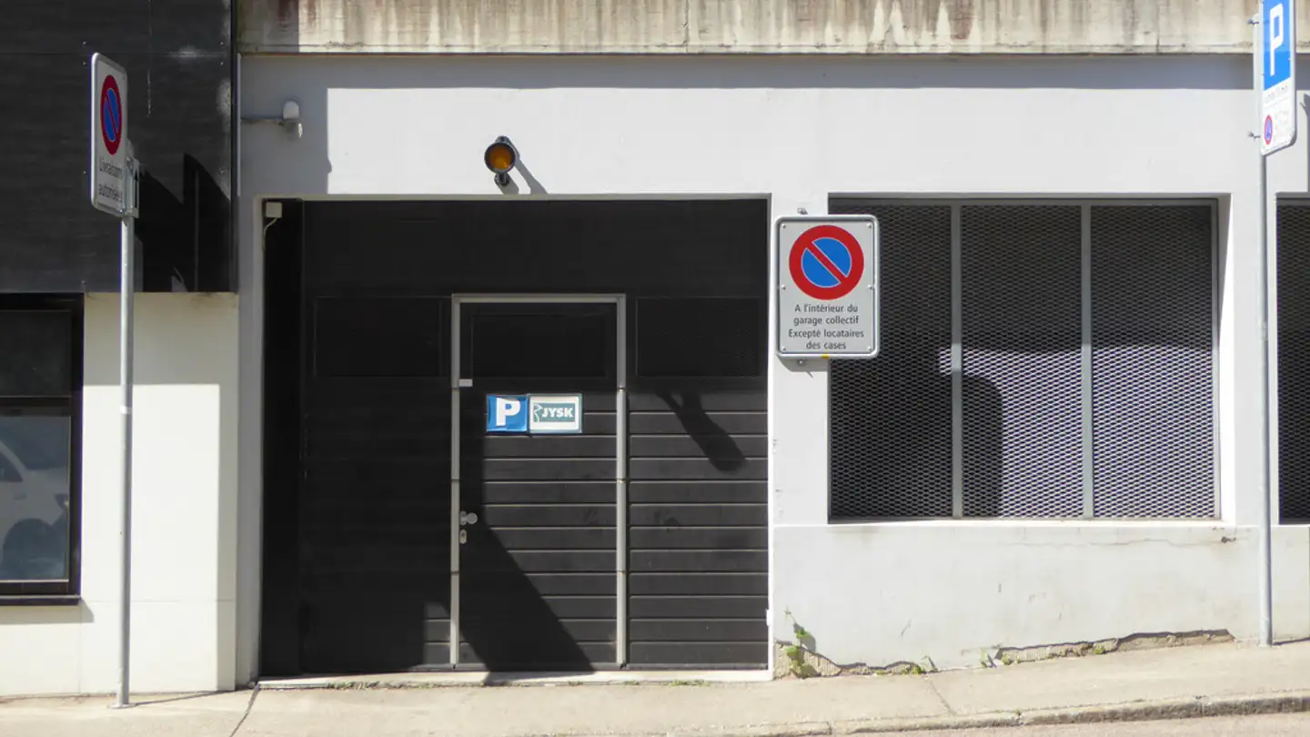 Indoor parking space for rent - Avenue Léopold-Robert 146, 2300 La Chaux-de-Fonds - Photo 3