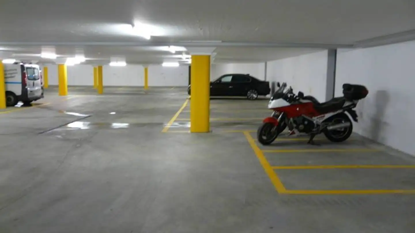 Indoor motorbike parking space for rent - Forrenbergstrasse 14, 8472 Seuzach